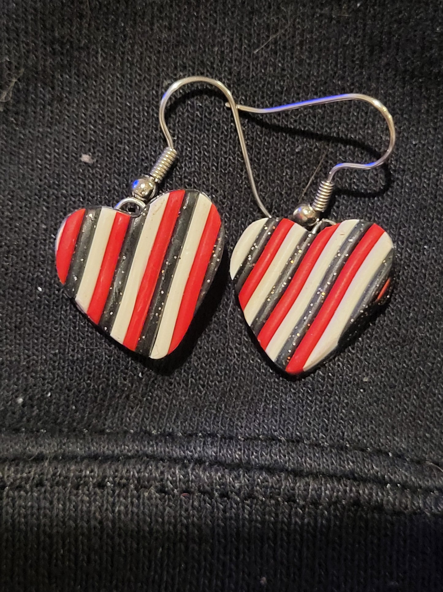 Heart-shaped dangling earrings