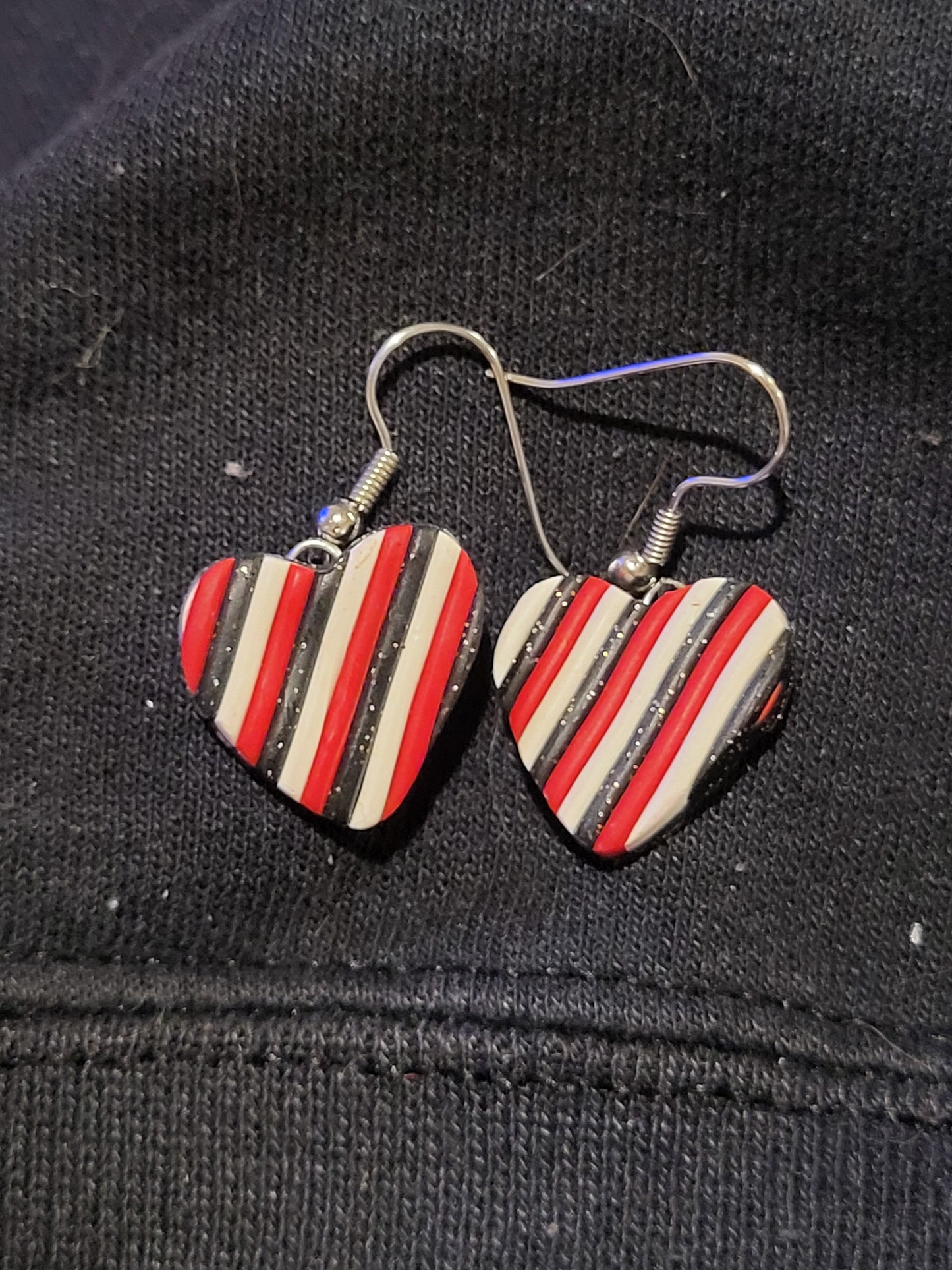 Heart-shaped dangling earrings