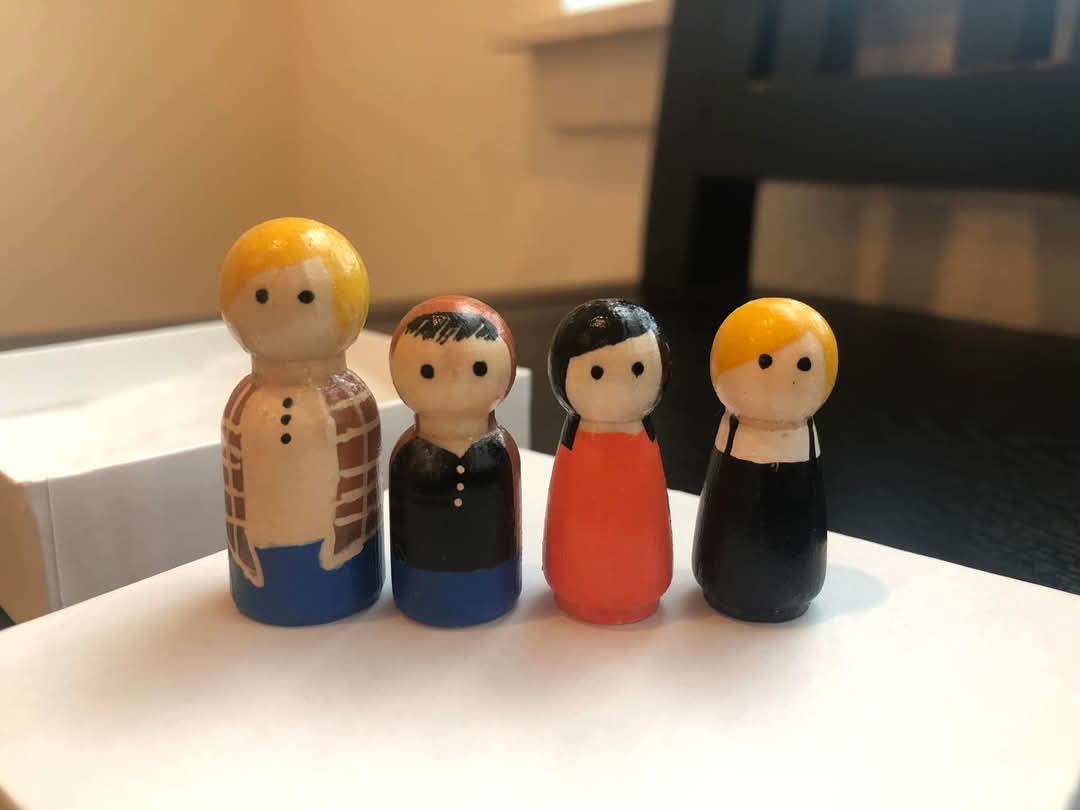 Wooden figurines, personalized family or characters