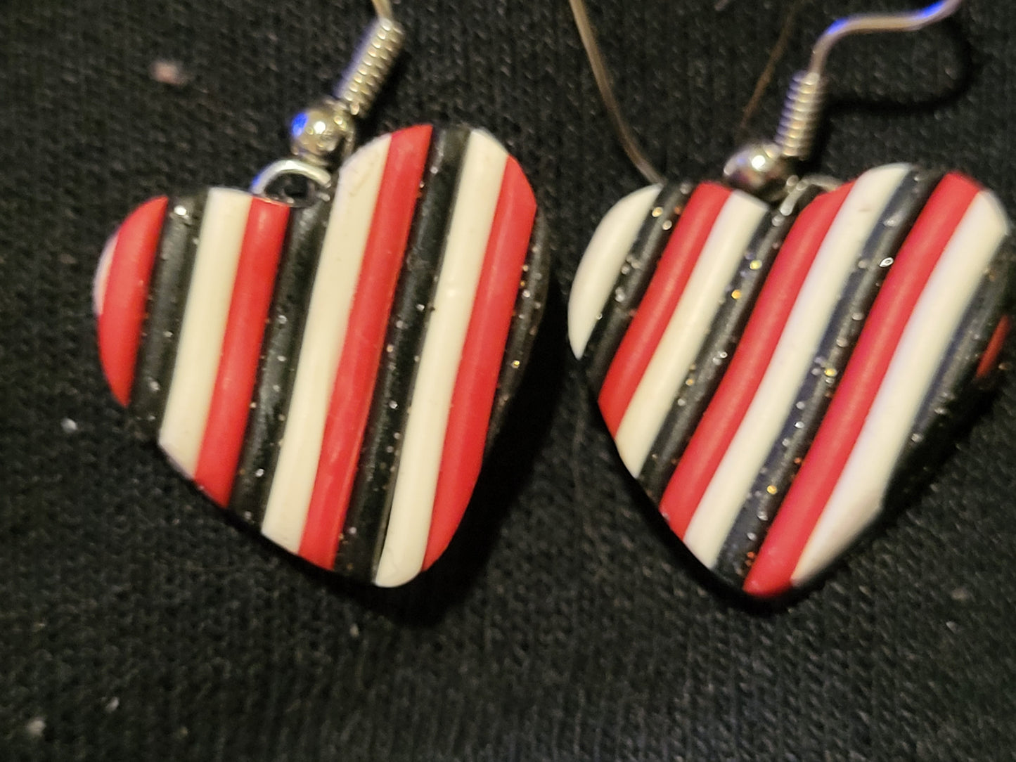 Heart-shaped dangling earrings