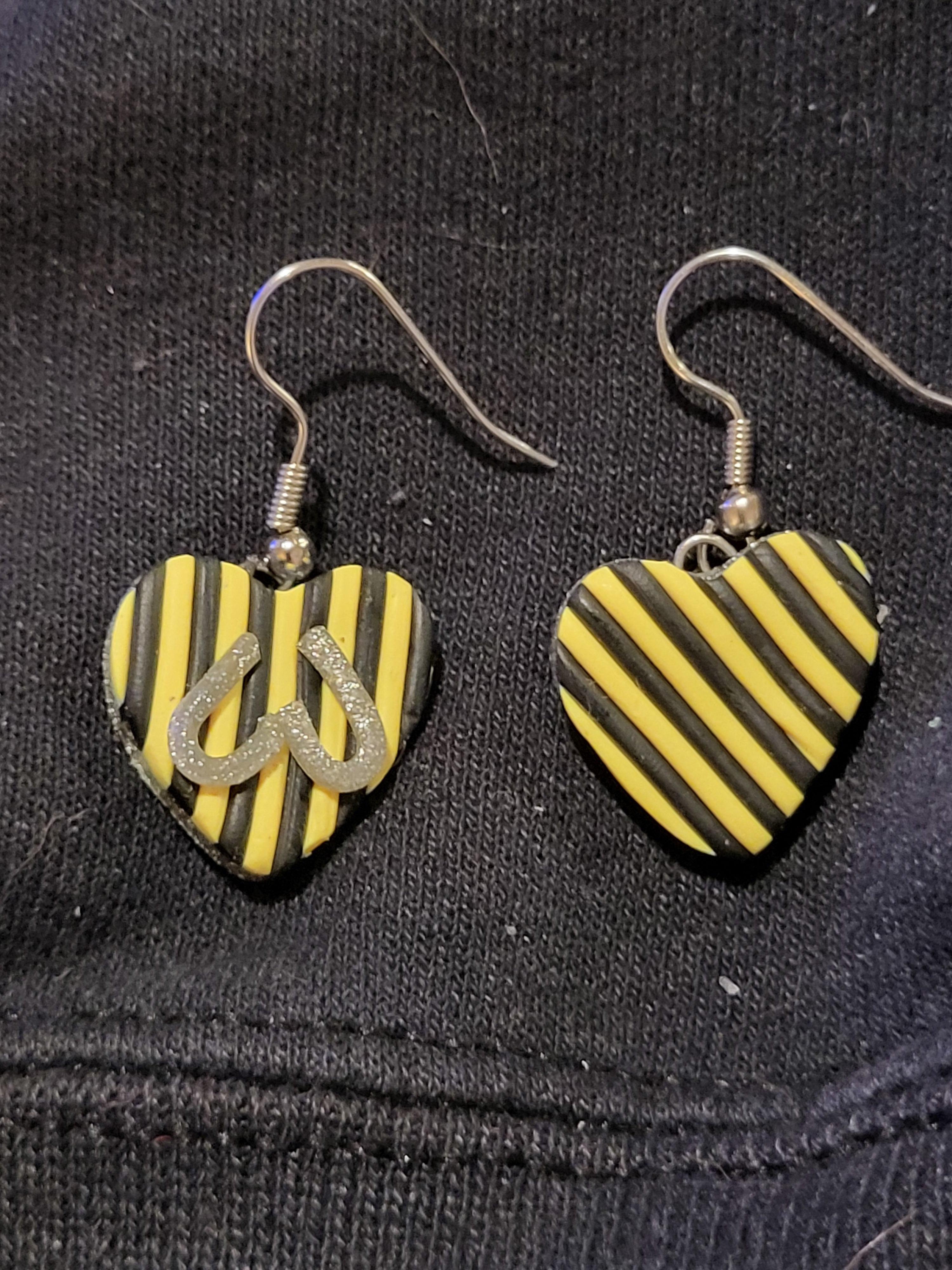 Heart-shaped bee earrings